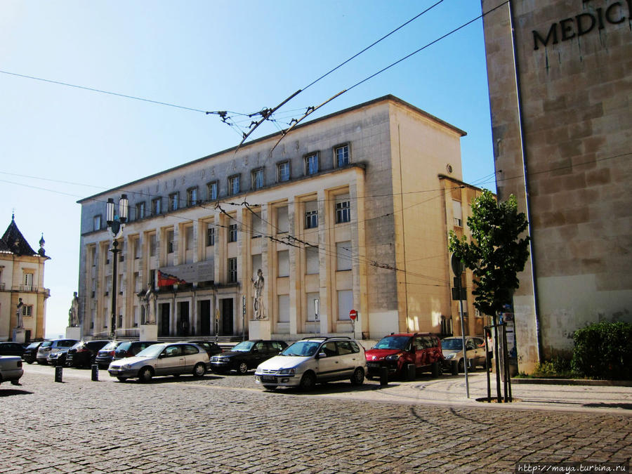 Одно из новых зданий, построенных Салазаром в 1940-м году. Коимбра, Португалия