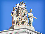 Скульптуры, венчающие фасад Заппейона
