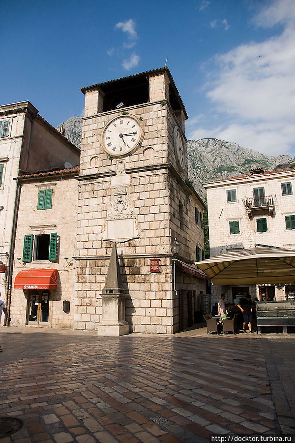 Часовая башня на Оружейной площади Котор, Черногория