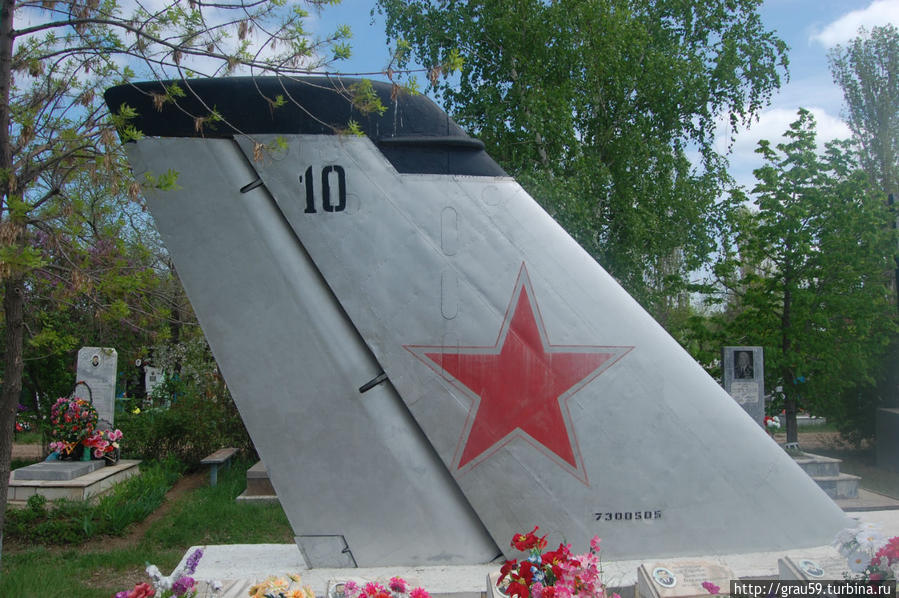 Памятник- крыло самолёта с бортовым номером 10 Энгельс, Россия