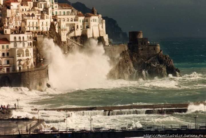 Mareggiata в порту Amalfi- шторм в ноябре Амальфи, Италия