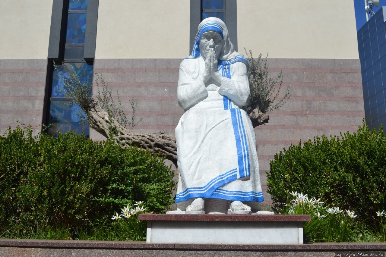 Памятник о столетии со дня рождения матери Терезы / Monument on centenary of birth of mother Teresa