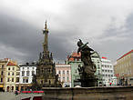 Фонтан Геракла (1687 год) был установлен на Верхней площади, но перенесён на другое место при строительстве колонны Пресвятой Троицы.