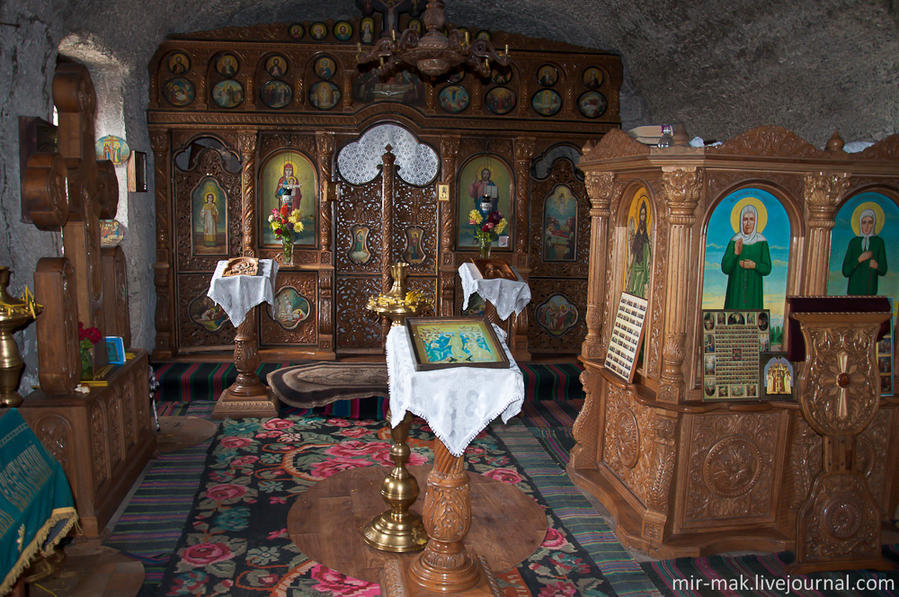Внутри есть небольшая церковь, и церковный магазин. В этом скиту служит всего один монах. Бутучены (Старый Орхей), Молдова