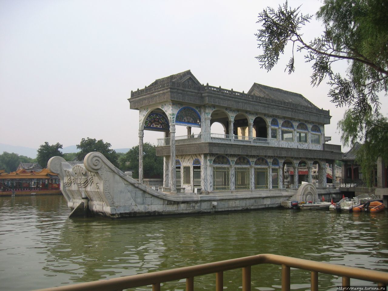 Парк Ихэюань – летняя императорская резиденция. Мр
7 сентября 2005 г.  17.32  Китай   Пекин     Парк Ихэюань – летняя императорская резиденция. Мраморная лодка Цинъяньфан — чайный домик Пекин, Китай