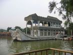 Парк Ихэюань – летняя императорская резиденция. Мр
7 сентября 2005 г.  17.32  Китай   Пекин     Парк Ихэюань – летняя императорская резиденция. Мраморная лодка Цинъяньфан — чайный домик