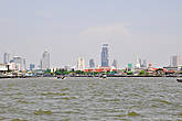 Пока плыли по основному руслу реки, открывались виды парадного Бангкока.