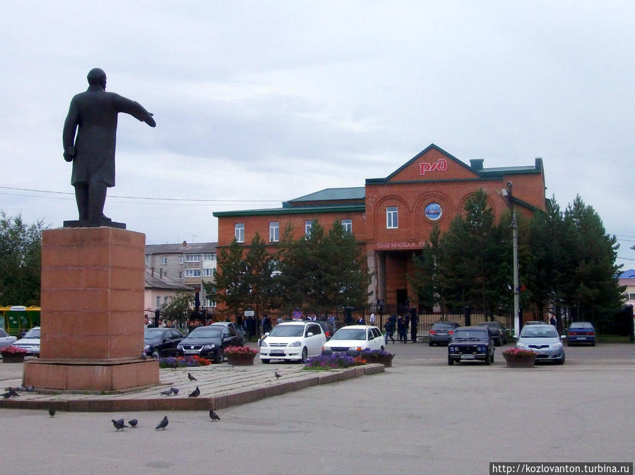 Центральная площадь города носит имя дедушки Ленина. Тайга, Россия