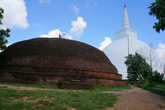Ступа  Махинду  расположена  рядом  со  ступой  Махасейя. В  ней  хранится  прах  самого  Махинду.