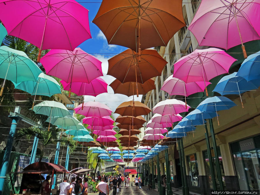 известная по многим фото галерея из зонтиков, похожую я видел буквально неделю в Бельгии Порт-Луи, Маврикий
