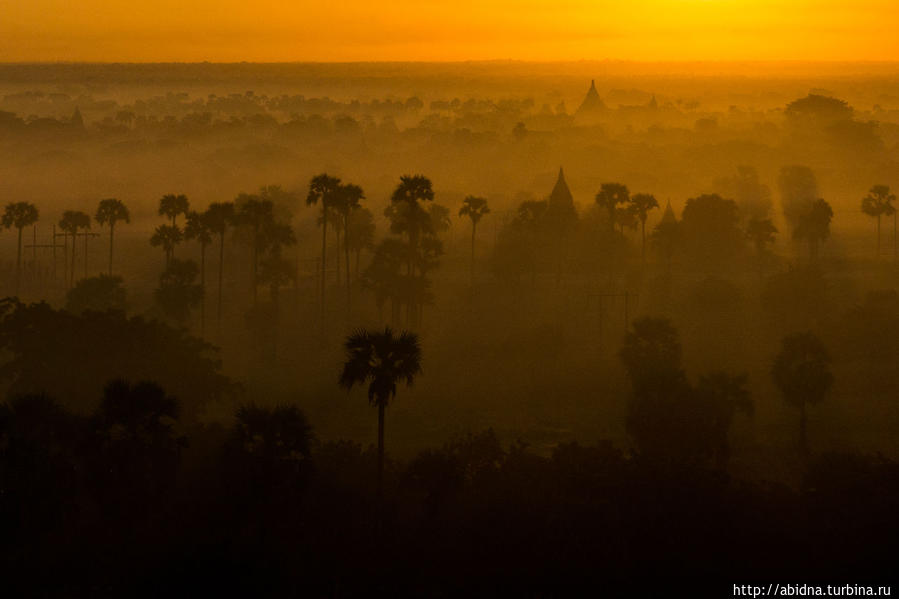 Дымчатый рассвет над Баганом Баган, Мьянма