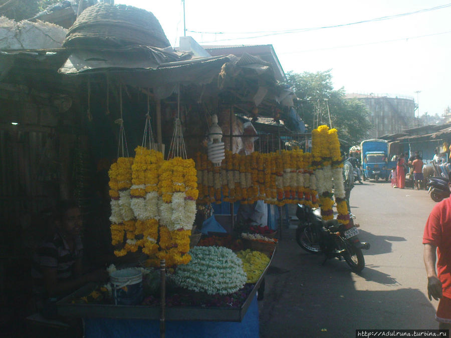 А тут продают венки из цветов.. Дели, Индия
