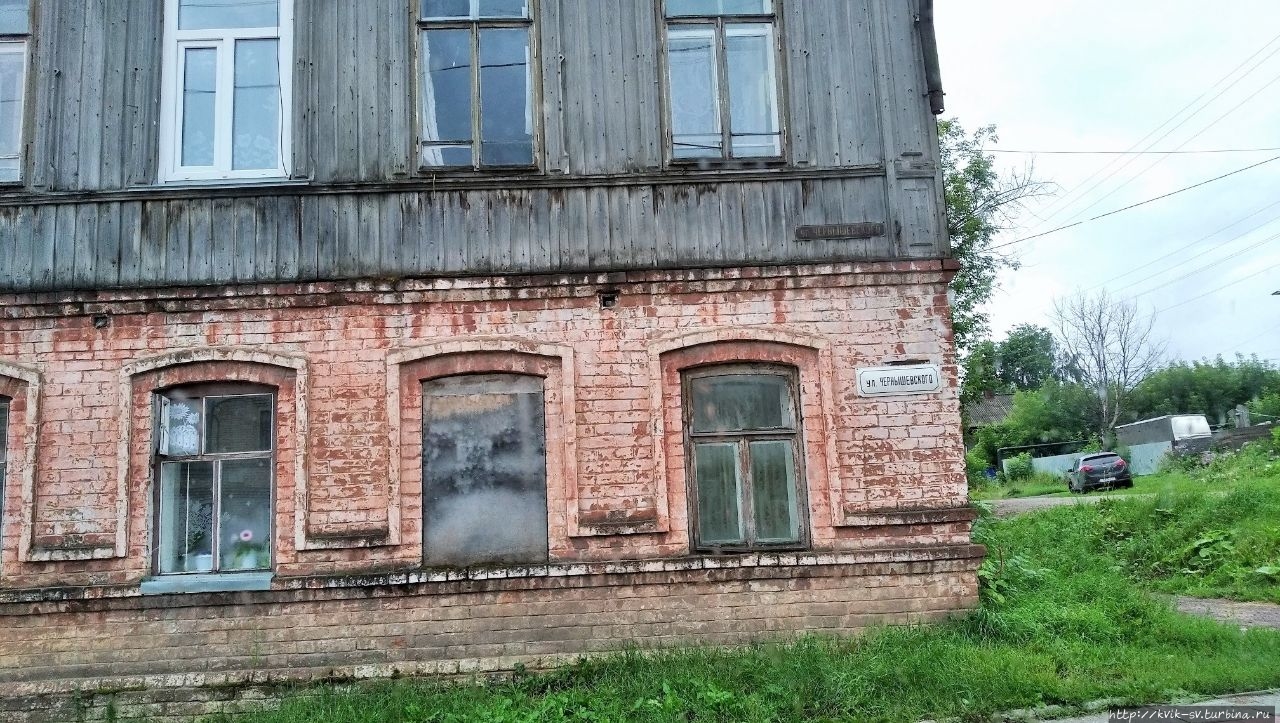Угол улицы Красная и Чернышевского, полуразрушенное здание бывшей ШРМ, но в некоторых окнах есть еще жизнь Уржум, Россия