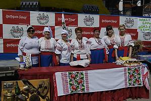 Команда хозяек одного из сел, готова к приготовлению борща! :))