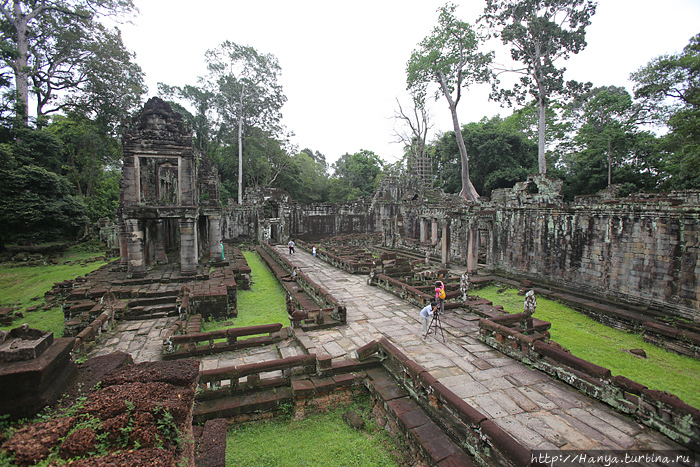 Справа — зал танцовщиков, слева — любопытное двухэтажное здание, одно из трех аналогичных, обнаруженных а Ангкоре и хорошо сохранившееся