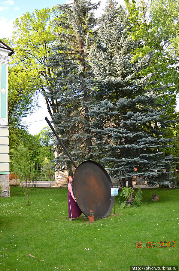 Сковорода-гигант ,попавшая в Книгу Гинеса , в саду виллы Янина Клодзко, Польша