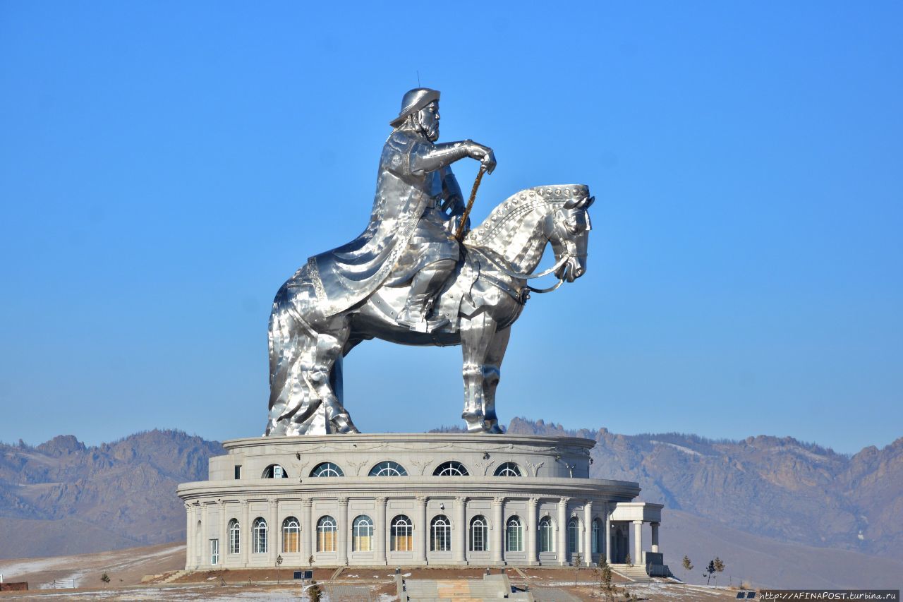 Хана улан. Статуя Чингисхана в Улан-Баторе. Памятник Чингисхану в Монголии.
