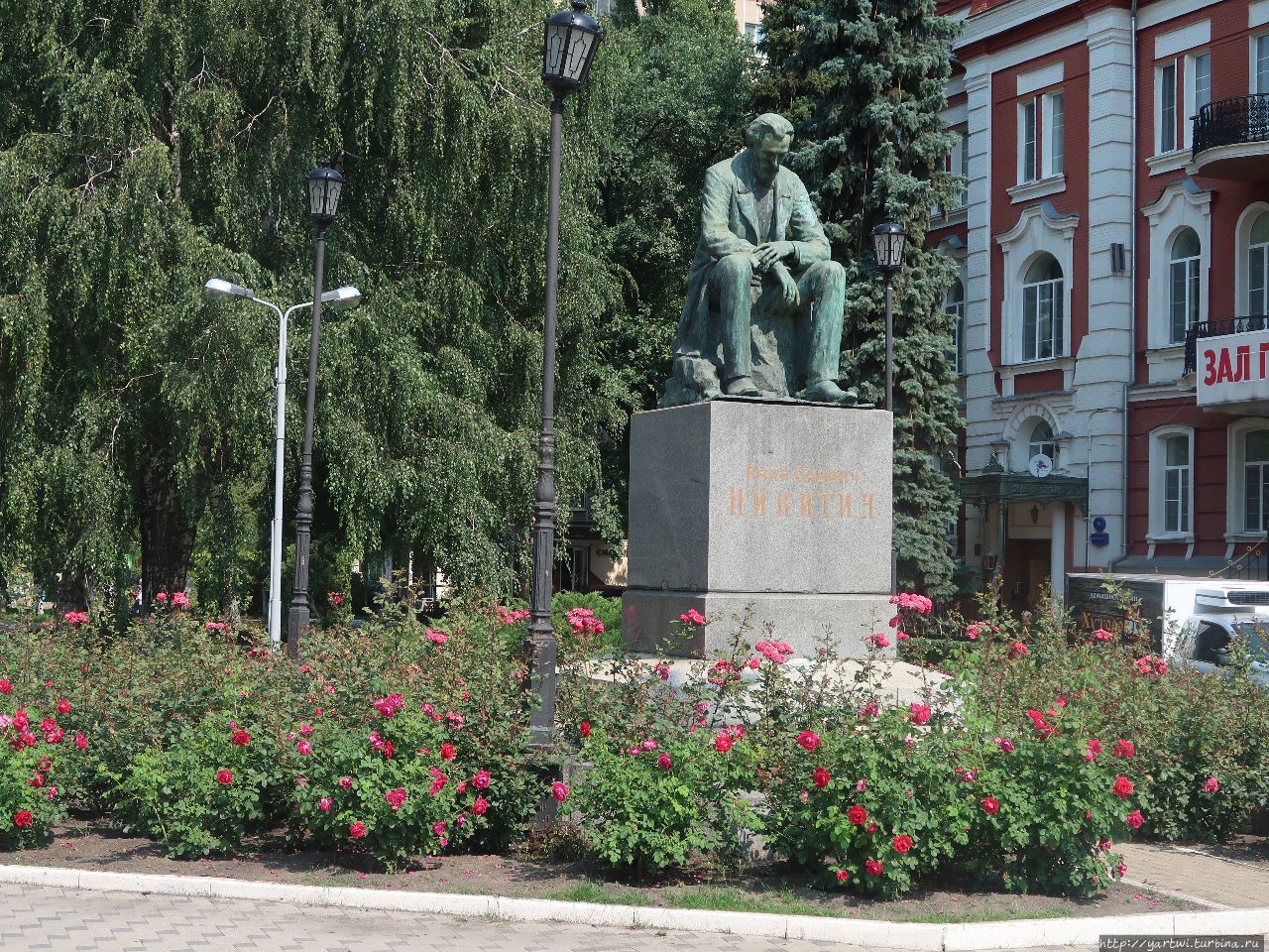 Памятник поэту Ивану Савв