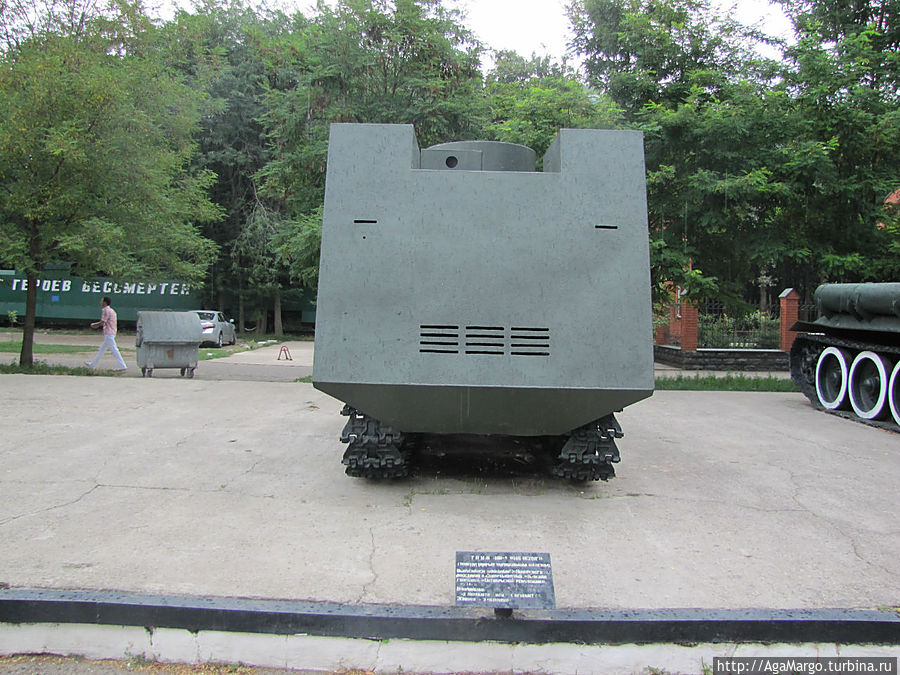Танк модель На испуг — трактор, обитый железом Одесса, Украина