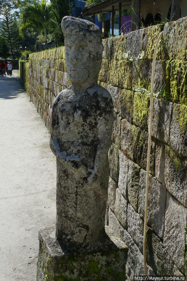 Сразу  за  входом   стоит   каменная   фигура.   То  ли   в   качестве   охраны,   то ли   оберега. Медан, Индонезия
