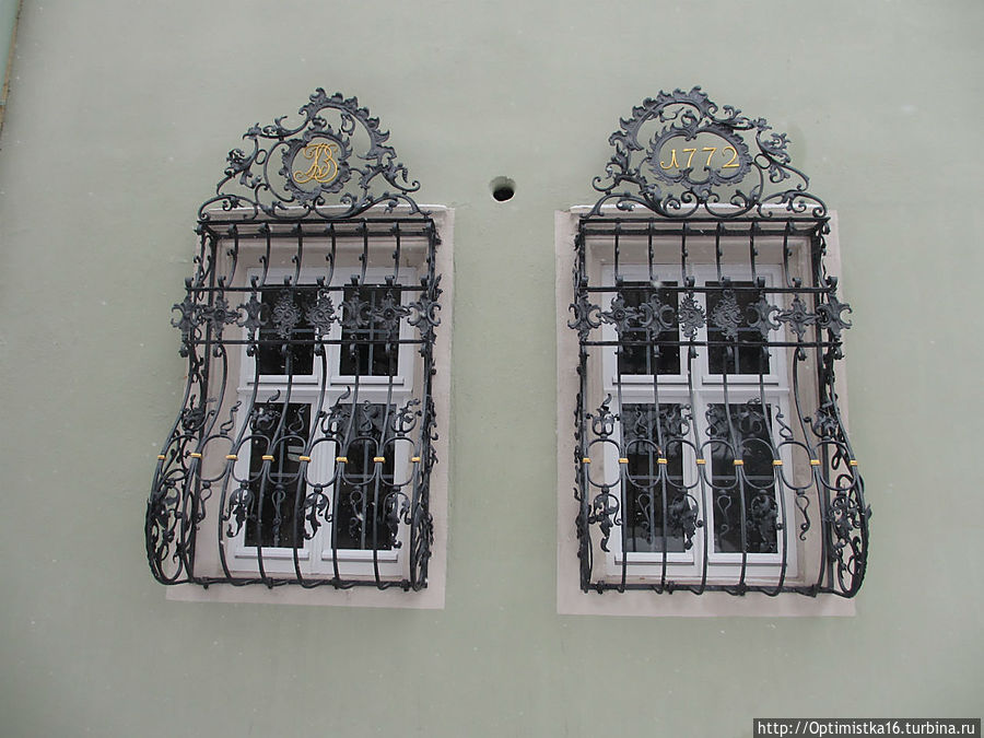 Богато украшенные коваными решётками в стиле барокко окна дома. Решётки изготовлены в 1772 году, сам же дом намного старше. Ротенбург-на-Таубере, Германия