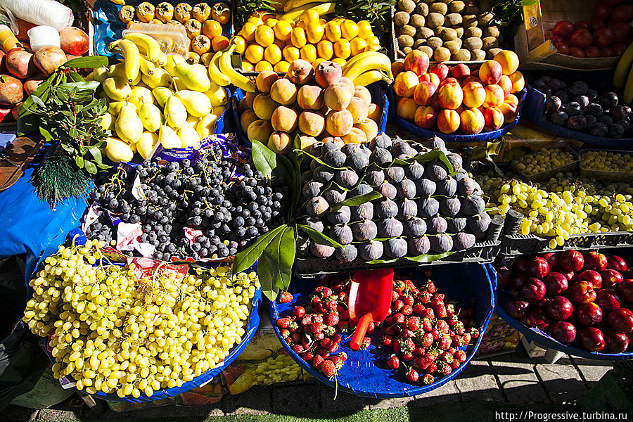 Невозможно не обратить внимание на безупречную выкладку фруктов в овощных лавках, расположенных прямо на тротуарах – так и хочется купить килограммчик гранатов или хурмы!