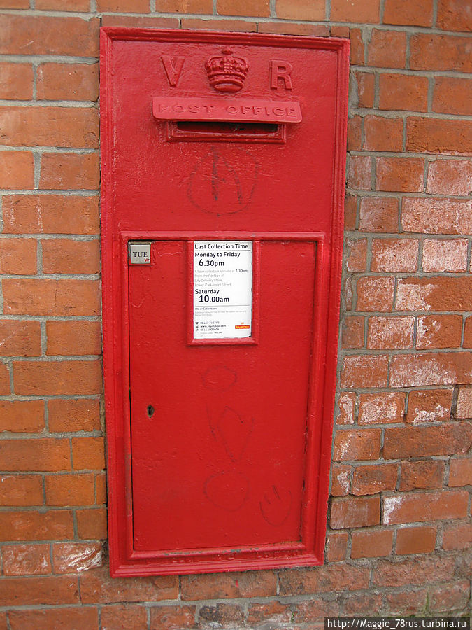 Традиционный английский почтовый ящик, встроенный в дом, чтобы не мешать движению на оживленной улице Англия, Великобритания