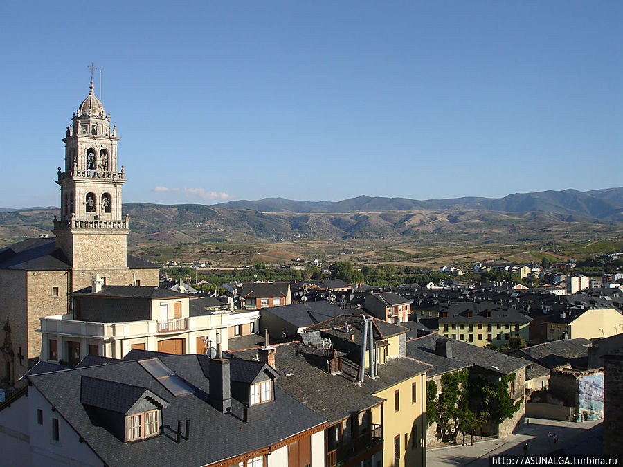 Панорамный вид с башни на современную часть города. Понферрада, Испания