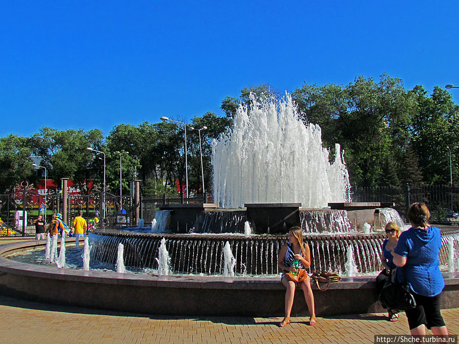 фонтаны на площади у входа Донецк, Украина