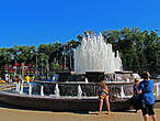 фонтаны на площади у входа
