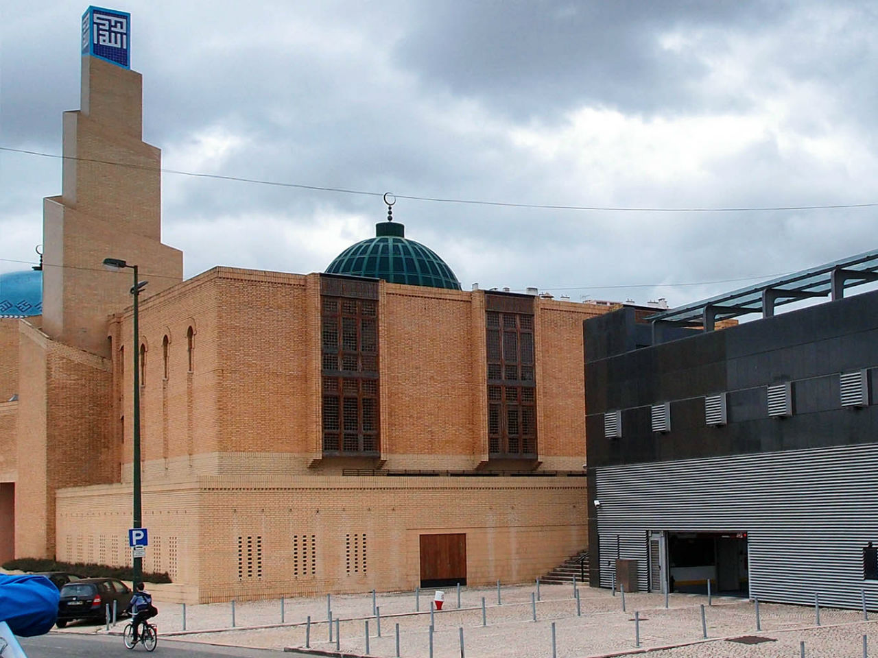 Центральная мечеть в Лиссабоне — современное здание с куполом и минаретом. Построена в 1985 году для мусульманской общины португальской столицы Лиссабон, Португалия