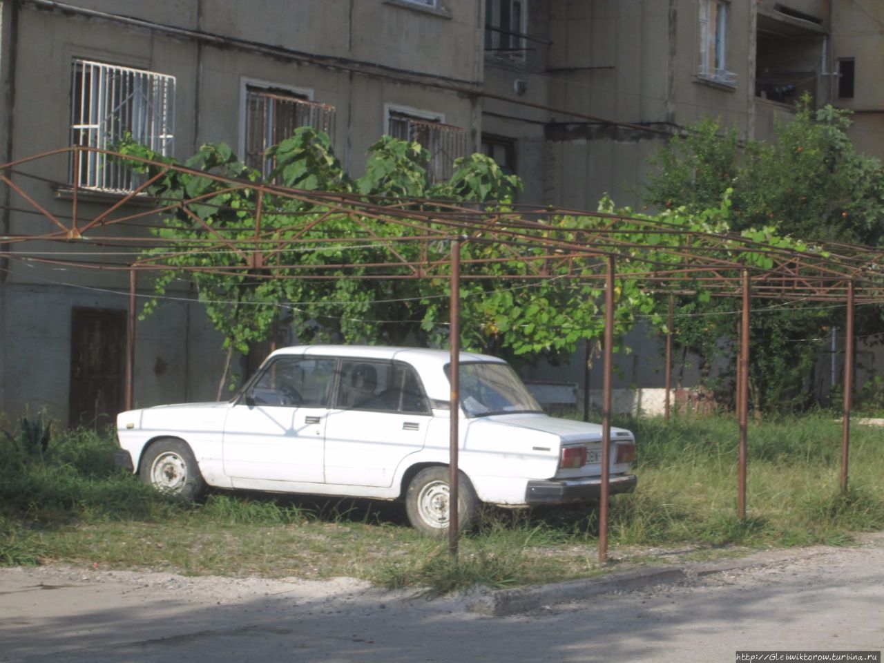 Вторая прогулка около бывшего автозавода Кутаиси, Грузия