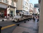 Маленький поезд с туристами на главной  торговой и развлекательной улице Канн — Антиб (Rue d’Antibes).