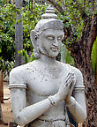 Лицом к дагобе Амбастала стоит статуя короля Деванампиятиссы, сложившего перед собой ладони.