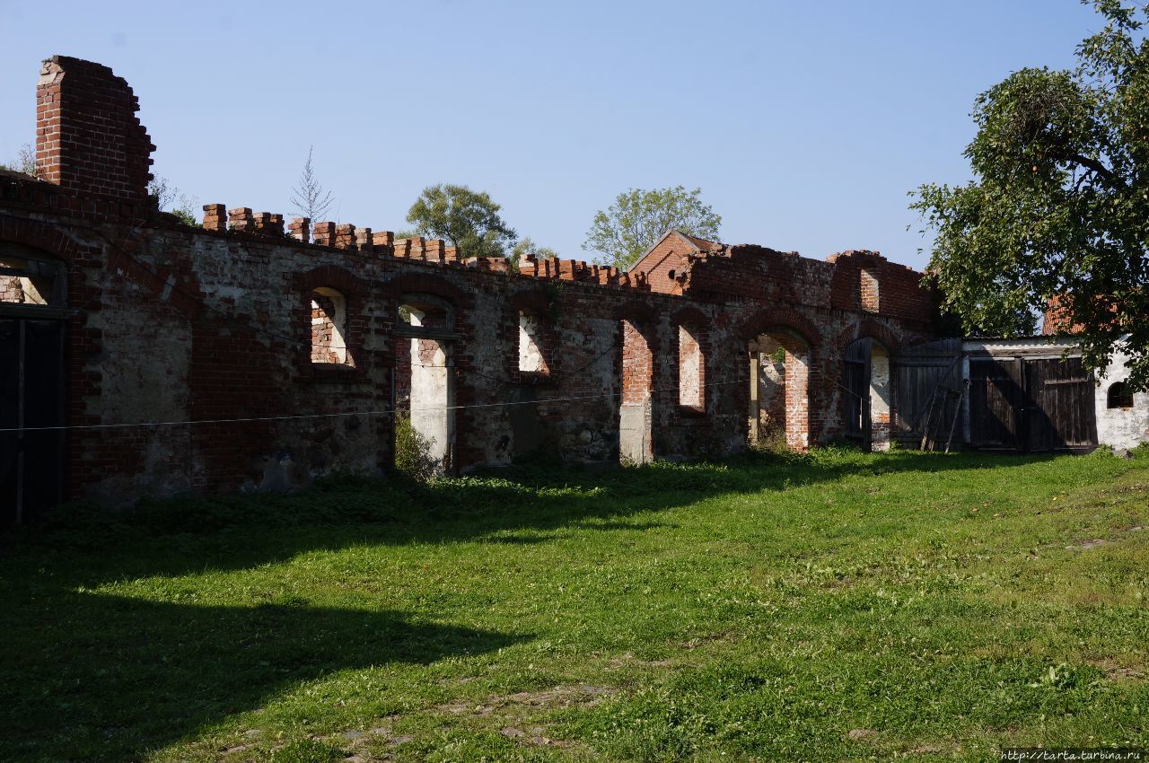 На руинах бывшего епископского замка Маевка, Россия