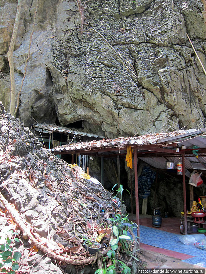 Монашеская келья под камнем. По дороге к Рыбьей пещере Мае-Хонг-Сон, Таиланд