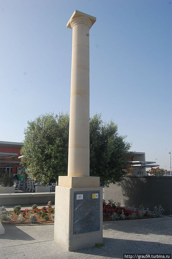 Памятные колонны в аэропорту Ларнаки