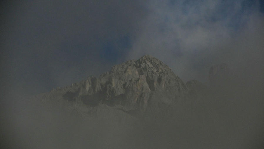 Из облаков мелькают выси массива Дахштайн. Вчера еще их было не видно. Рамзау-ам-Дахштайн, Австрия