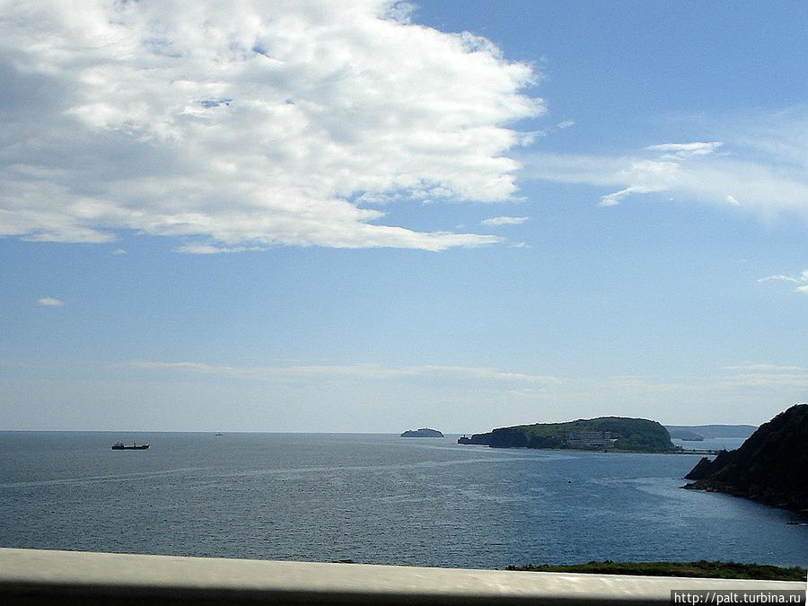 Вид с новой скоростной дороги, построенной к саммиту 2012 года, на полуостров Басаргина. А корабль находится почти там, где были корабли японской эскадры, обстреливающей Владивосток. Владивосток, Россия