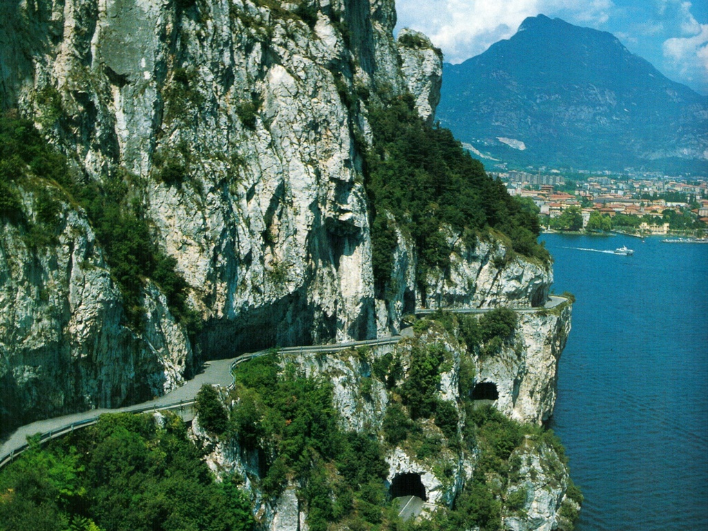 Гроты, тоннели и водопады озера Гарда Озеро Гарда, Италия