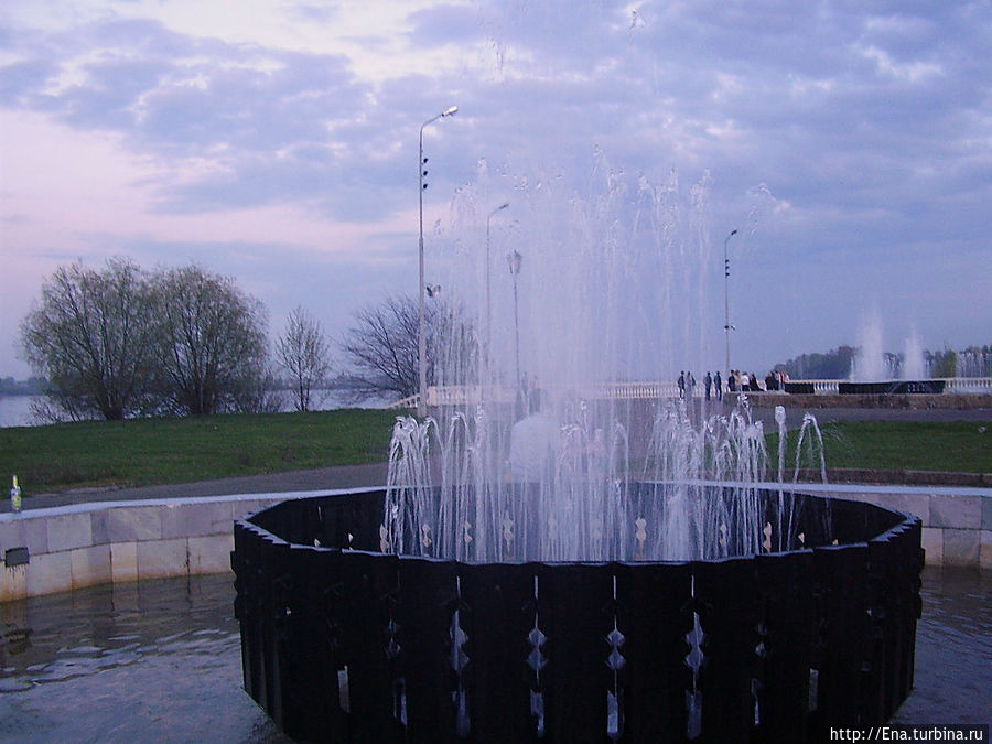 Фонтаны на Ярославской Стрелке (ретро-фотоальбом, 2008 год) Ярославль, Россия