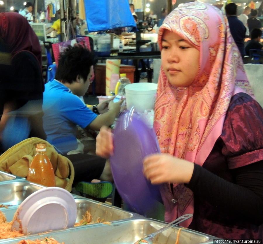На ночном рынке Бандар Сери Бегавана Муара, Бруней