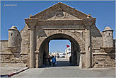 Морские ворота — это вход в портовые доки. Интересно, что вход в порт здесь всегда открыт для туристов...
*