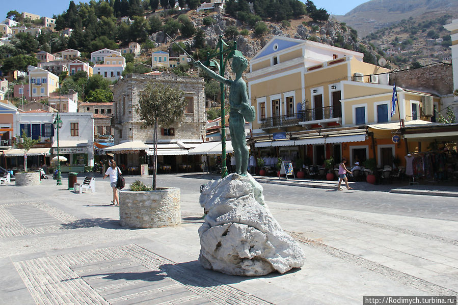 Памятник детям, ждущих отцов Сими, остров Сими, Греция