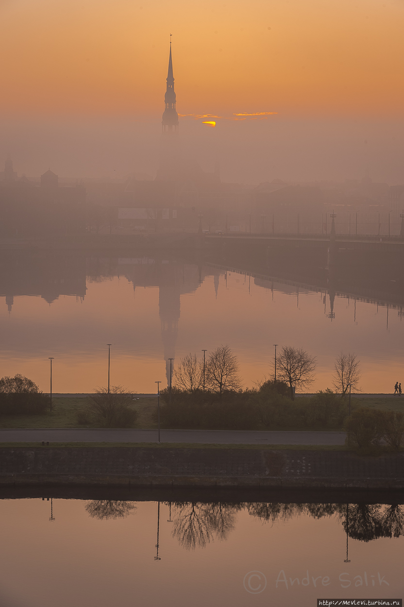 Туманное утро над Старой Ригой Рига, Латвия