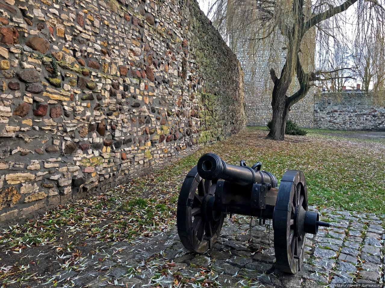 Городские стены с башней Верхних ворот XIV века Крапковице, Польша