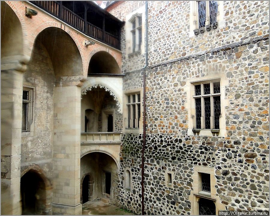 Во внутреннем дворике — угол зданий украшают маленькие  ажурные балкончики Кршивоклат, Чехия