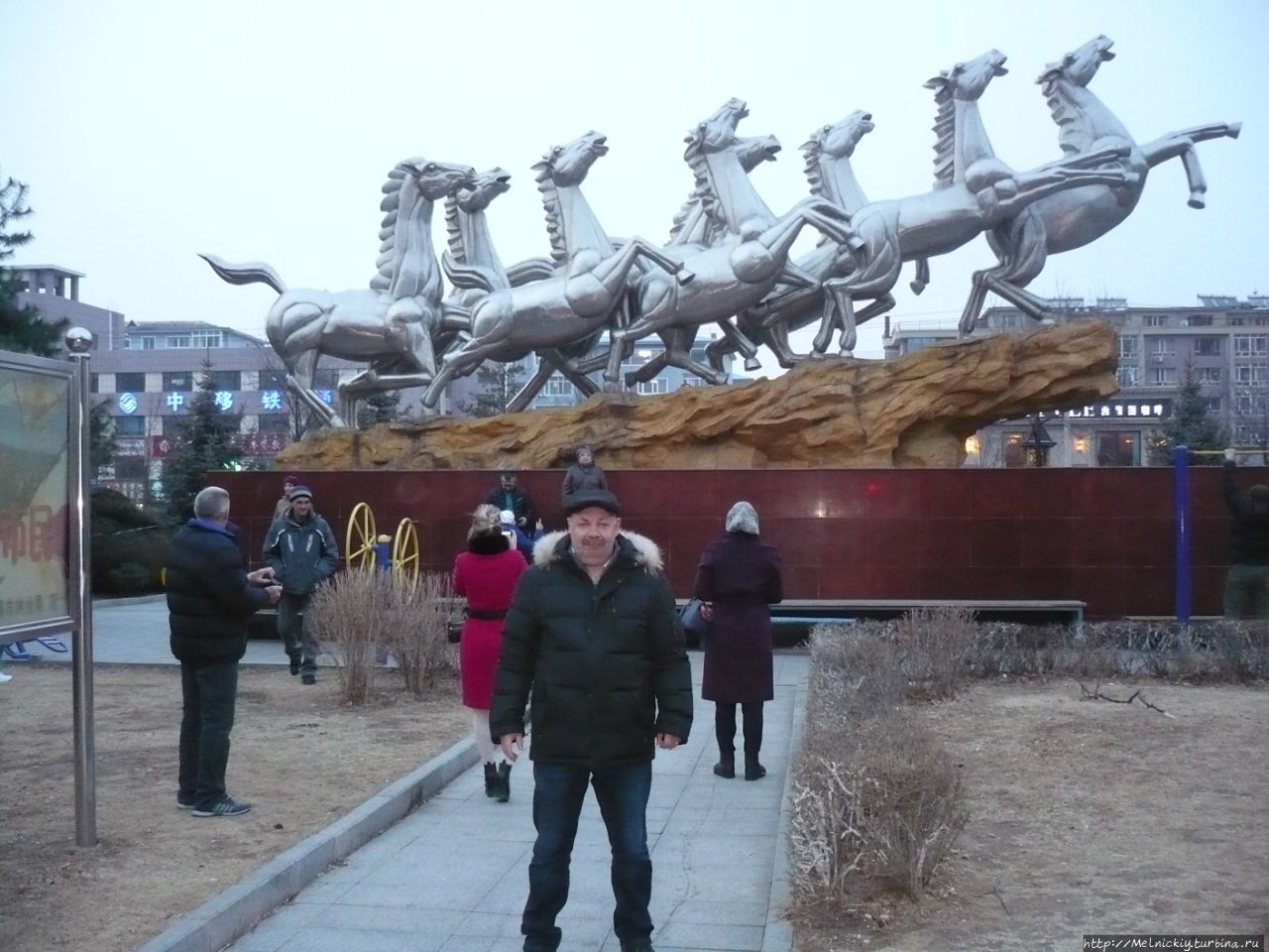 Памятник «Восемь Лошадей» Хуньчунь, Китай
