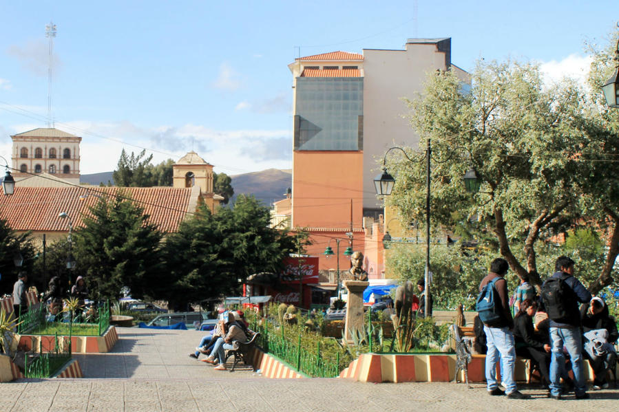 Студенческий парк перед церковью Потоси, Боливия