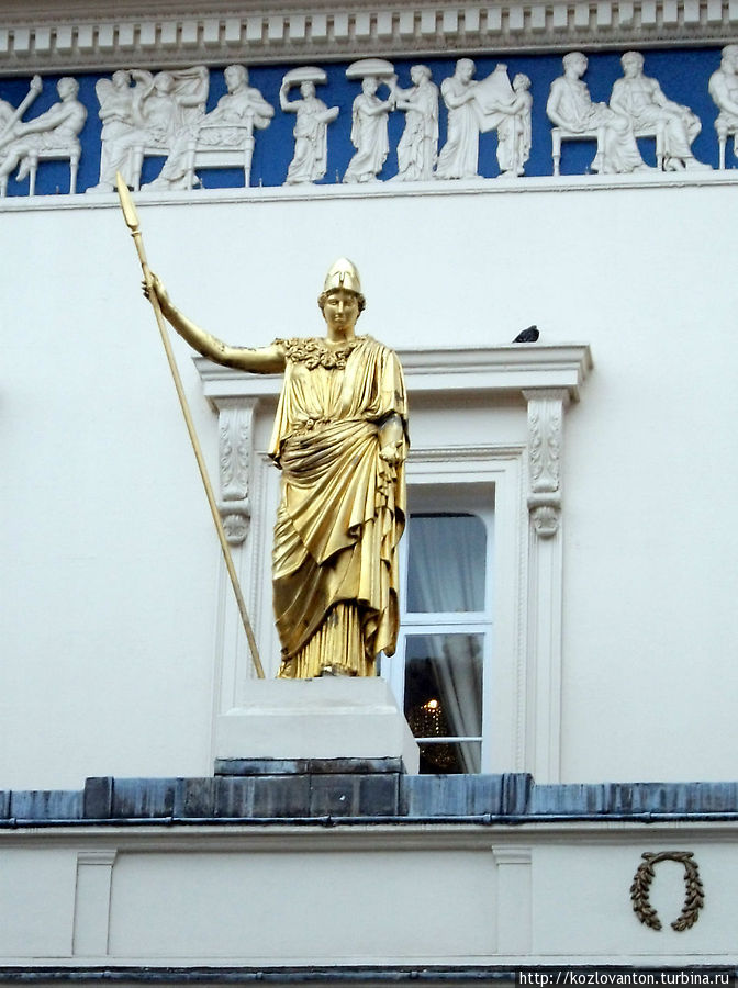 Афина Паллада на фронтоне здания в греческом стиле также возле Ватерлоо. Лондон, Великобритания